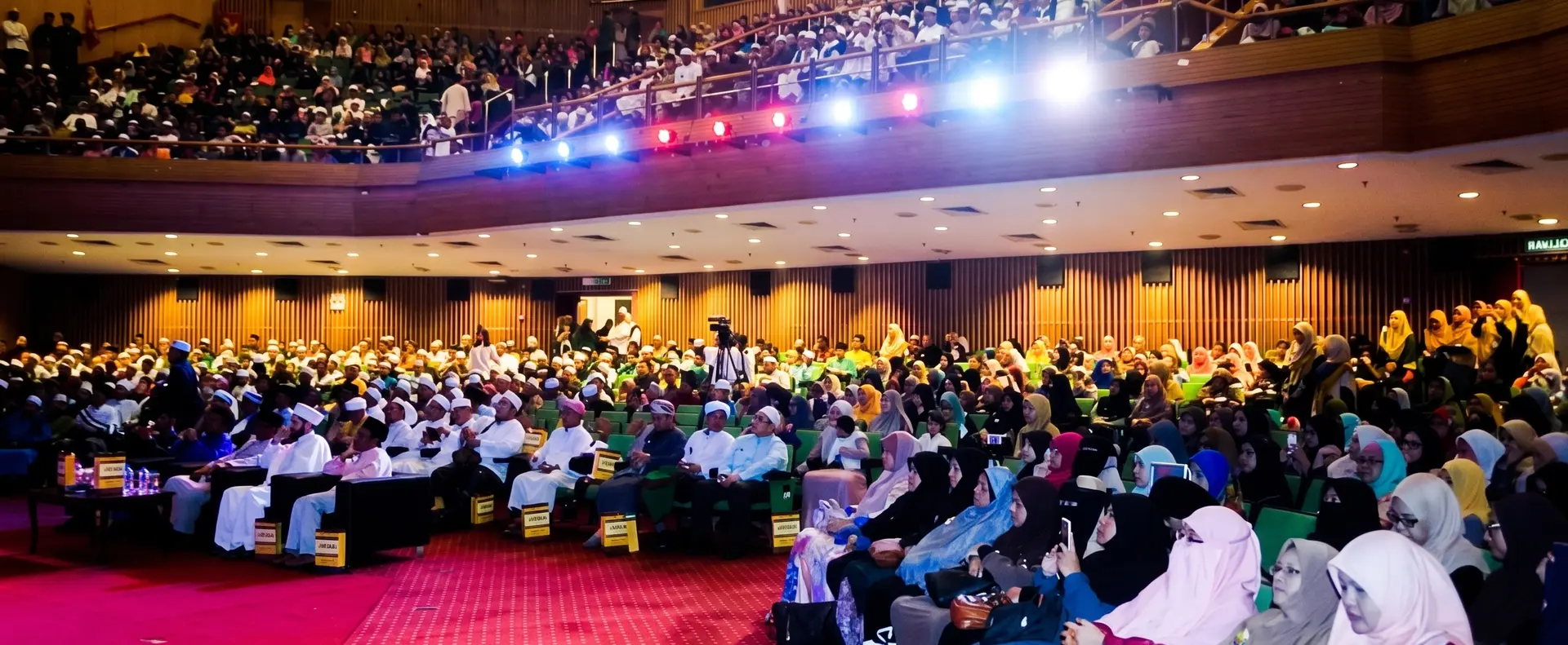 Dewan penuh hadirin pada majlis anjuran Baitussaadah