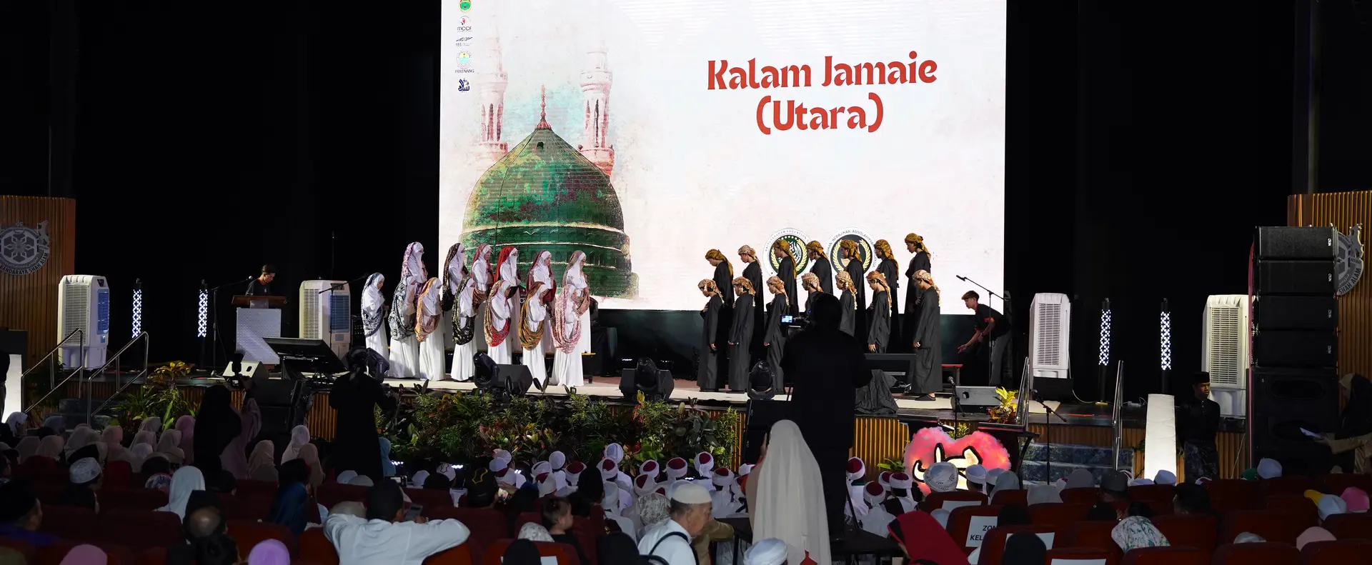 Persembahan kalam jamaie di atas pentas majlis